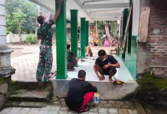Serda Erwan Tri Bersama Warga Bersihkan Masjid