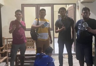 Tersangka (jongkok) saat diamankan petugas