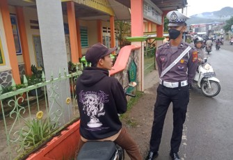 Polisi saat tegur pengendara langgar lalu lintas.