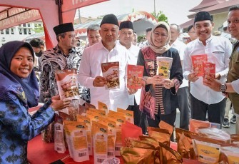 Menteri Koperasi dan UKM Teten Masduki, saat membuka acara Gelar Produk UMKM Kabupaten Indramayu dalam rangka Haul Akbar Habib Umar bin Toha Bin Yahya ke-139 Tahun 2022, di H