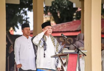 Bupati Labuhanbatu dr. H. Erik Adtrada Ritonga, MKM. saat membacakan pidato Menteri Agama sebagai Inspektur Upacara pada Upacara Peringatan Hari Santri di Lapangan Ika Bina Rantauprapat, Sabtu (22/10/2022) 