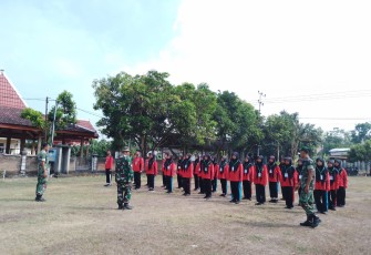 Babinsa Posramil 0805/19 Kasreman saat Latih PBB Peserta Diklat Siswa SMK Kasreman 