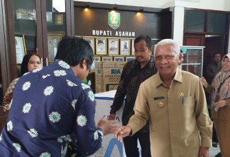 Pemerintah Kabupaten Asahan saat Serahkan Bantuan Peralatan Untuk Wirausaha Baru