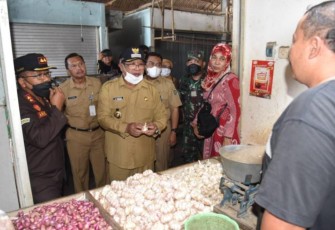 Bupati Tulungagung saat Sidak Harga Bahan Kebutuhan Pokok di Pasar Ngemplak