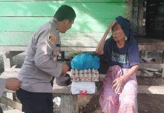 Kapolsek Julok Polres Aceh Timur saat Berikan Sembako ke Warga Sakit Menahun