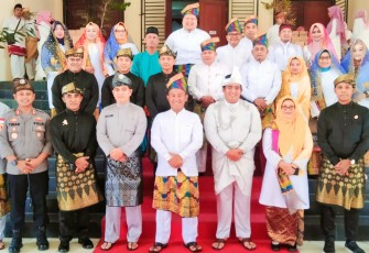Ketua, Wakil Ketua beserta Anggota DPRD kabupaten Bintan bersama FKPD Kabupeten Bintan dan OPD Bintan saat foto bersama