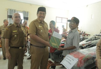 Wakil Bupati Asahan saat Serahkan Bantuan Untuk Kelompok Tani