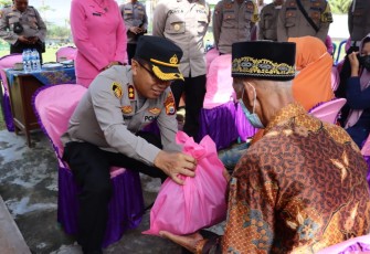 Kapolres Mukomuko saat Bagi Bantuan ke Masyarakat