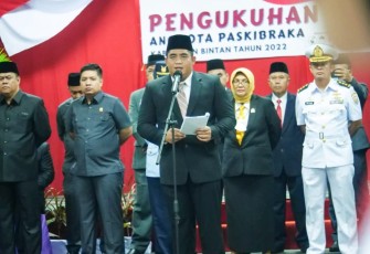 Plt Bupati Bintan saat Kukuhkan PASKIBRAKA Bintan Tahun 2022