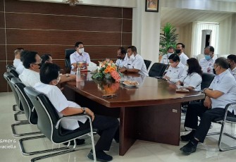 Wakil walikota Bitung Hengky Honandar SE saat memimpin rapat kordinasi P3.
