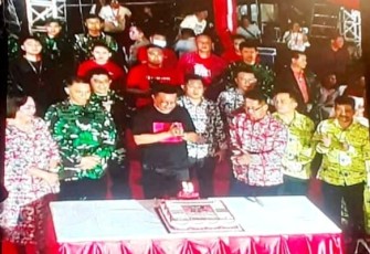 Walikota Bitung saat meniup lilin HUT Kota Bitung ke-32 yang diiringi dengan lagu selama ulang tahun oleh group band Jamrud.