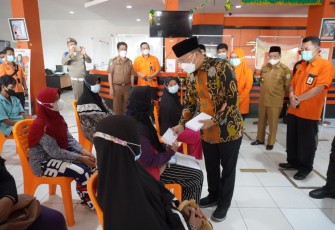 Gubernur Bengkulu Rohidin Mersyah saat menyerahkan bantuan pemerintah pusat.