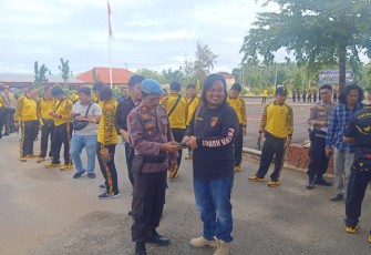 Propam saat Cek Senpi Anggota Polres Kaur