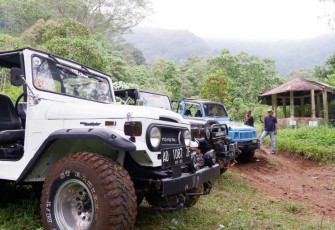 Deretan jeep adventure sedang berhenti di salah satu lintasan offroad Bukit Sekipan, Kalisoro, Tawangmangu, Kabupaten Karanganyar. Sabtu (25/6/2022).