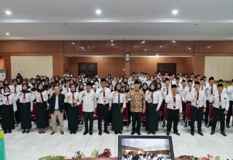 Gubernur Bengkulu Rohidin Mersyah foto bersama usai acara di aula Rafflesia BPSDM, Rabu (16/11).