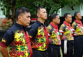 Dandim Palangka Raya (dua dari kiri) saat Hadiri Upacara Peringatan HAORNAS ke-39 di Makorem 102 Panju Panjung 