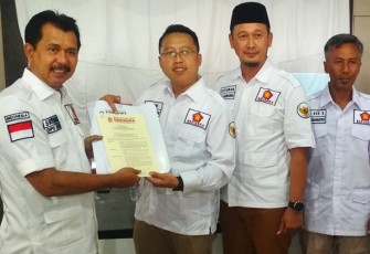 Sekretaris DPD Partai Gerindra Jawa Tengah Sriyanto Saputro (paling kiri), menyerahkan Surat Keputusan  pengangkatan ketua beserta susunan personalia pengurus  DPC Partai Gerindra Kabupaten Karanganyar kepada Adhe Eliana, Sabtu (24/9/2022).