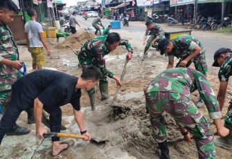 Satgas Pamtas Yonif 645/Gty saat Karya Bakti Pengecoran Jalan Raya Umum
