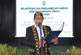 Menteri Desa, Pembangunan Daerah Tertinggal, dan Transmigrasi, Abdul Halim Iskandar didampingi Sekjen Kemendes PDTT Taufik madjid Melantik Pejabat tinggi Pratama Kemendes PDTT di Desa Curug Bitung Kabupaten Lebak Banten (1/12/2022)