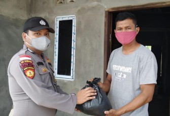 Polsek Bintan Utara Polres Bintan Berikan Sembako Kepada Masyarakat