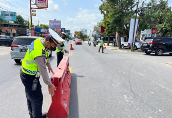 Petugas melakukan rekayasa pemasangan water barrier di ruas Jalan Adi Sucipto kawasan simpang tiga IHS Colomadu, Karanganyar.