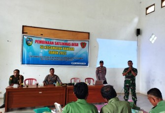 Babinsa Koramil 0801/06 Bandar saat Lakukan Pembinaan Kepada Anggota Satlinmas