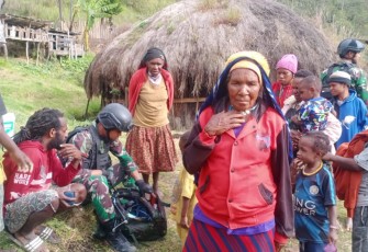 Tim Kesehatan Pos Makki Satgas Yonif Mekanis 203/AK saat Beri Pelayanan Kesehatan di Pegunungan Tengah Papua