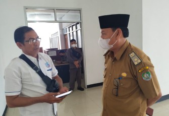Sekdakab Kaur Dr. Drs. Ersan Syahfiri, MM saat diwawancarai awak media di Kantor Pemda Kaur, Selasa (29/03/2021).