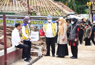 Presiden Joko Widodo (Jokowi) didampingi Menteri Pekerjaan Umum dan Perumahan Rakyat (PUPR) Basuki Hadimuljono saat meninjau Sekolah Dasar Negeri (SDN) Sukamaju 1 Desa Benjot, di Kecamatan Cugenang, Kamis (8/12/2022).