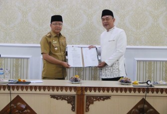 Gubernur Rohidin saat penyerahan SK Pengurus Masjid Raya Baitul Izzah Periode 2022-2025, di Gedung Daerah Balai Raya Semarak Bengkulu, Selasa (29/03).