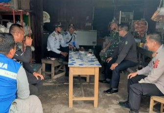 Babinsa Kota Bangun saat Komsos Bersama Forkopimcam di Warkop