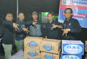 Ketua Pemuda Alap Tomi Nurman bersama rekannya saat menyalurkan bantuan, Kamis malam (30/06/2022).