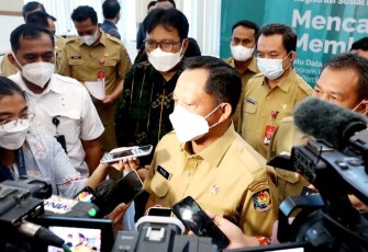 Mendagri Muhammad Tito Karnavian saat diwawancarai awak media