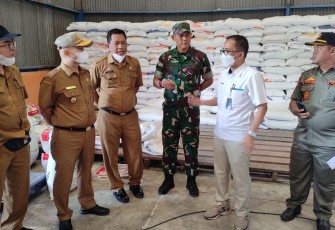 Bupati Asahan saat Sidak Harga dan Ketersediaan Bahan Pokok Jelang Nataru