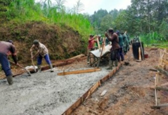 Puluhan TNI Kodim Tulungagung Manunggal Bersama Rakyat Bangun Rabat Jalan Beton