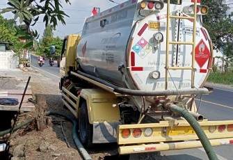 Dua unit truk vacum disiagakan di lokasi rembesan minyak milik PEP Cepu Field di Desa Pojokwatu kecamatan Sambong.