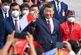 Presiden Cina Xi Jinping (kedua dari kanan) bersama dengan Menteri Kemaritiman dan Investasi Luhut Binsar Pandjaitan (kiri) dan Gubernur Bali I Wayan Koster (kanan) saat tiba di VVIP Terminal I Bandar Internasional Bali I Gusti Ngurah Rai, Senin (14 November 2022). Presin Xi Jinping akan menghadiri KTT G20 Indonesia pada 15-16 November. G20 Indonesia Media Center/M Risyal Hidayat/wsj/ws/22.