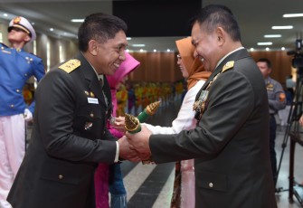 Penyerahan piagam penghargaan oleh Kasad
