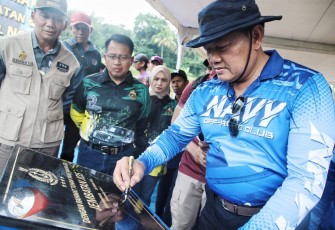 Kasal saat meresmikan jembatan yang dibangun oleh TNI AL yang menghubungkan antara Desa Sukamulya dan Desa Sinarjaya di Kecamatan Sukaraja, Kabupaten Bogor, Sabtu (29/10). 