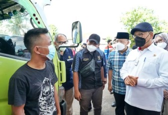 Meteri Arifin Tasrif didampingi Gubernur Rohidin saat menanyai sopir truk yang mengantre di SPBU Bengkulu, Minggu (10/04/2022). 