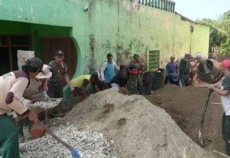 Babinsa Koramil 0801/01 Pacitan saat bersama Warga Gotong Royong