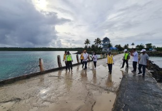 Plt. Kepala BPJN Bengkulu Kementerian PUPR Yohanis Tulak saat lakukan peninjauan