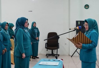 Ketua TP PKK Provinsi Bengkulu Derta Wahyulin Rohidin saat melantik penjabat Ketua TP PKK Kabupaten Bengkulu Tengah Dian Augustina Rozy di Aula Sindu Hotel Taba Pasemah Kec. Talang Empat Kab. Bengkulu Tengah, Kamis (16/6).