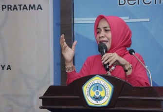 Rektor Universitas Dr. Soetomo Surabaya, Dr. Siti Marwiyah, S.H., M.H. saat memberikan sambutan.