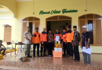Sekdaprov Adi Prihantara saat Serahkan Langsung Bantuan Dari Pemprov Kepri Untuk Bencana Banjir di Natuna 