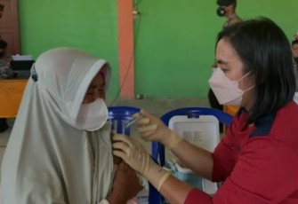 Vaksinasi ke salah seorang warga