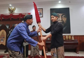 Bupati Trenggalek, Mochamad Nur Arifin, menyerahkan pusaka (2 Tombak Korowelang, 1 Tunggul Sungsung Praja dan 1 Tunggul Sungsung Naga) kepada Kepala Dinas Pariwisata dan Kebudayaan Kabupaten Trenggalek.