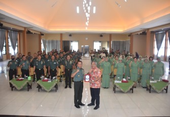 Pakar Komunikasi dan Motivator, Dr. Aqua Dwipayana bersama Danrem saat acara di Aula Wira Yudha Makorem 091/ASN, Kota Samarinda, Kalimantan Timur (Kaltim), Kamis (15/9/2022).
