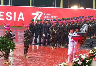 Saat penyerahan sang saka Merah Putih usai penurunan