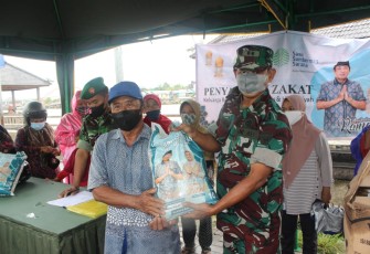 Kodim Palangka Raya saat Salurkan Zakat Sembako Pengusaha Haji Abdul Rasyid 